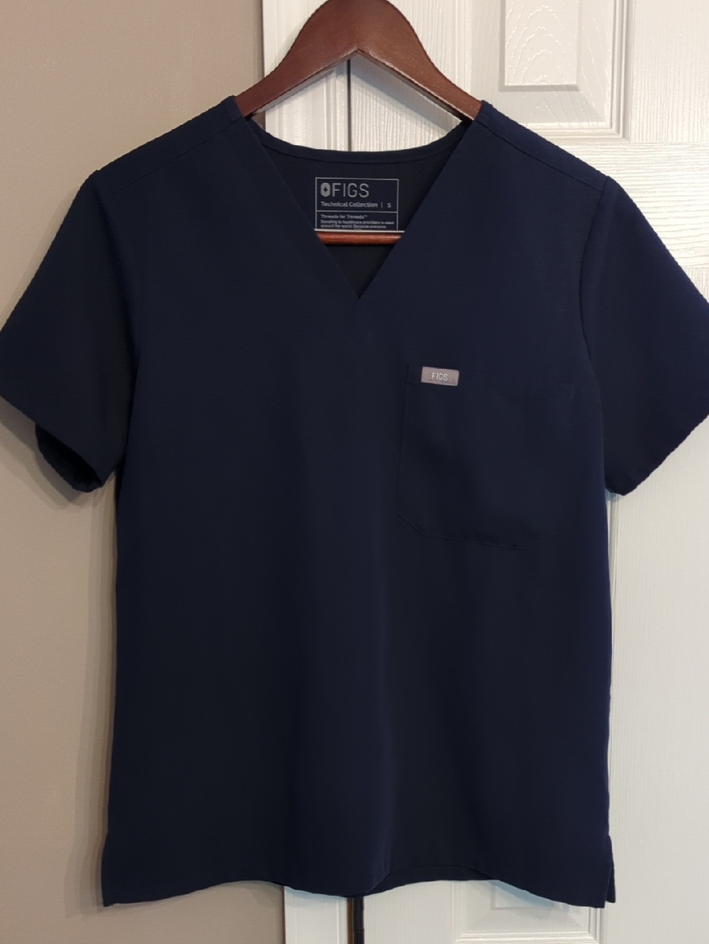 FIGS Catarina Women’s Navy V-Neck 1-pocket Scrub Top
